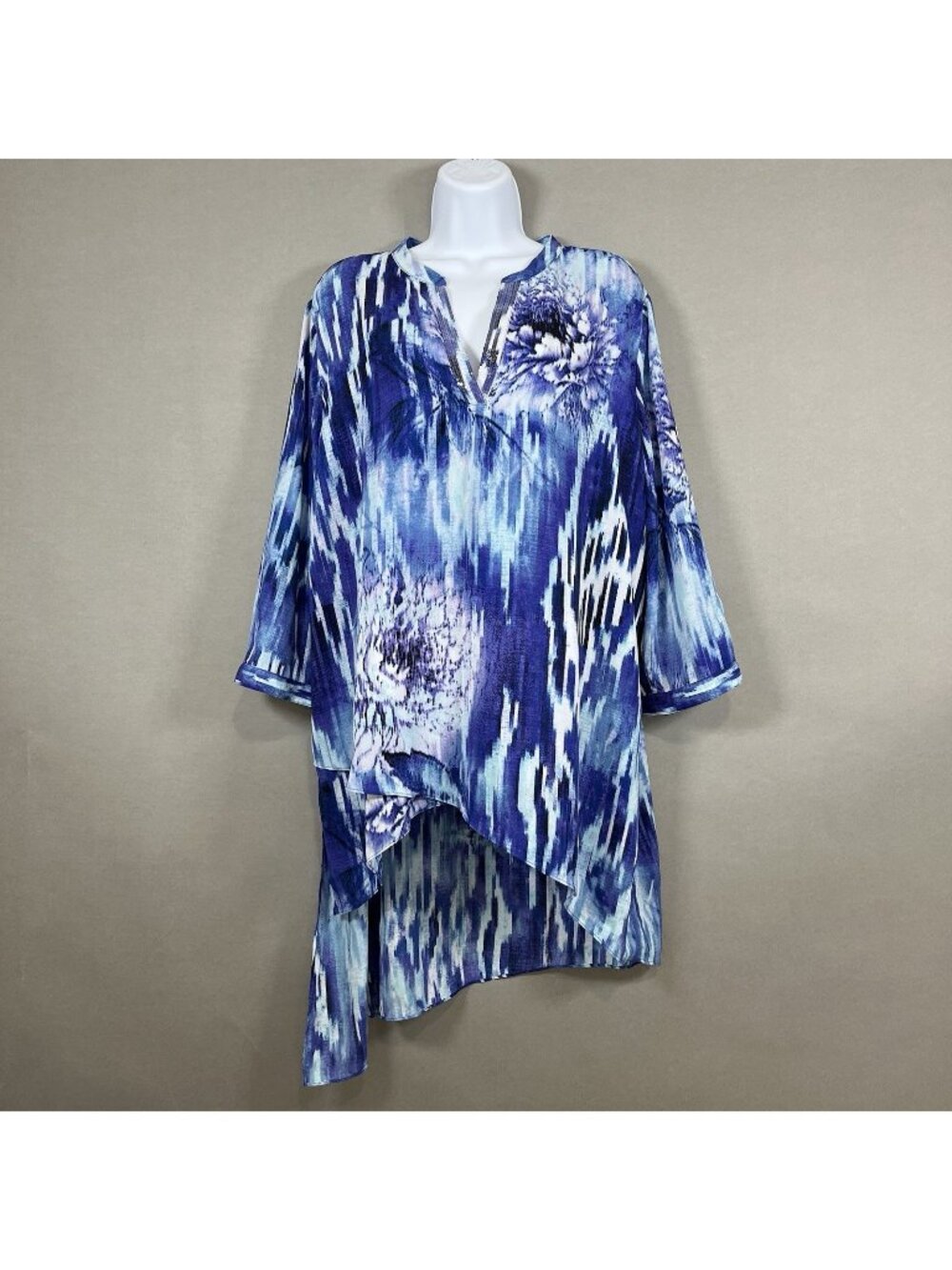 Chicos Blue Floral V Neck Sequin High Low Hem 3/4 Sleeve Tunic Top